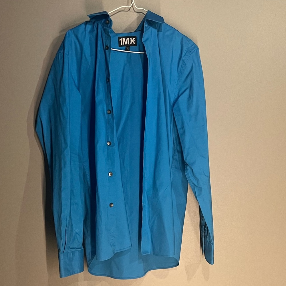 Men’s long sleeve light blue button up dress shirt